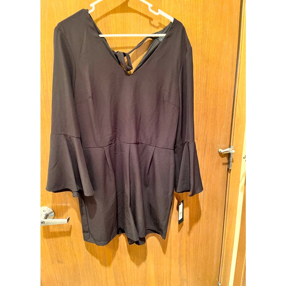 Bebe short black jumpsuit size 12 cute bow detail in the back never worn new